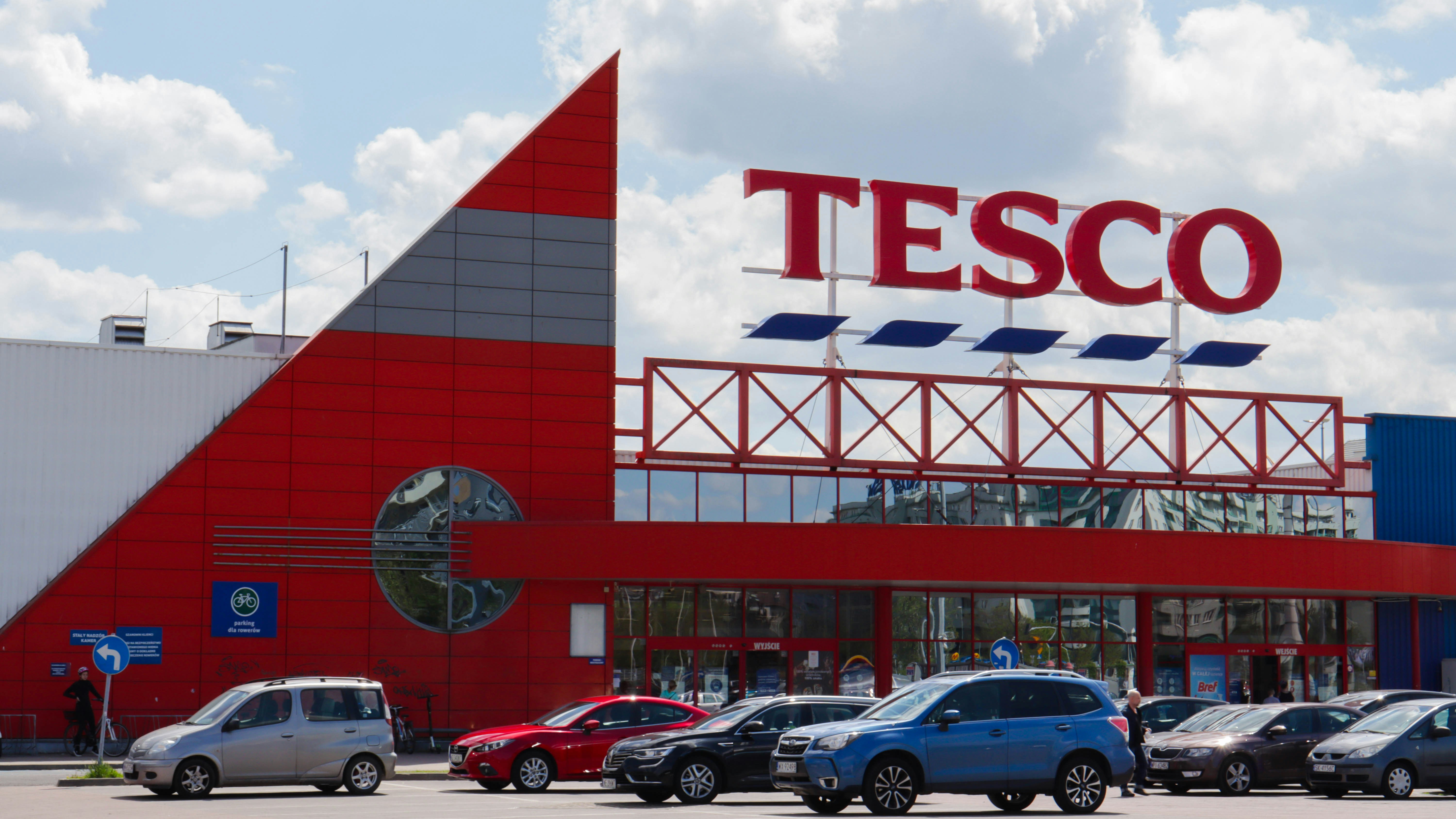 Tesco shop behind a car park